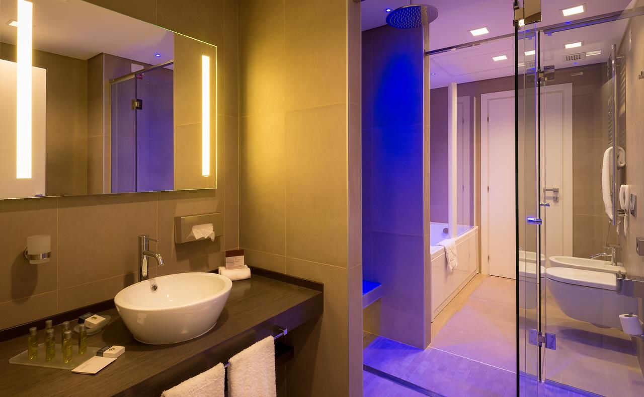Отель DoubleTree by Hilton Yerevan City Centre Ереван-21