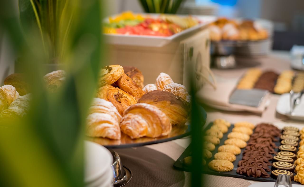 Отель DoubleTree by Hilton Yerevan City Centre Ереван-30