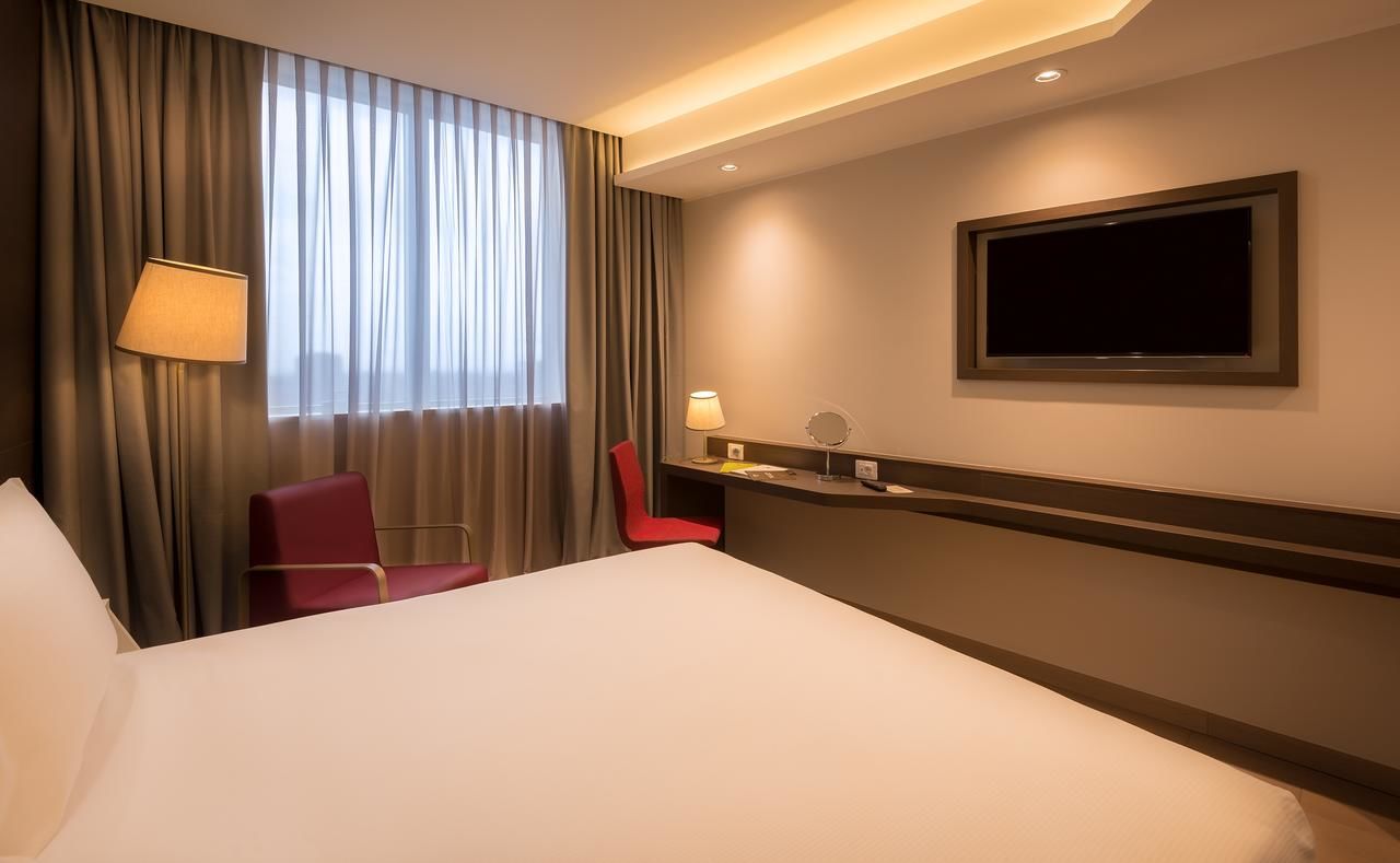 Отель DoubleTree by Hilton Yerevan City Centre Ереван-33