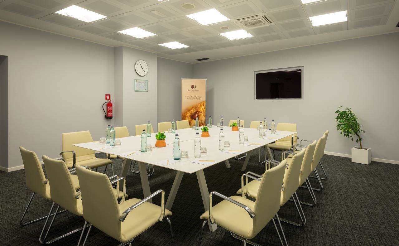 Отель DoubleTree by Hilton Yerevan City Centre Ереван-35