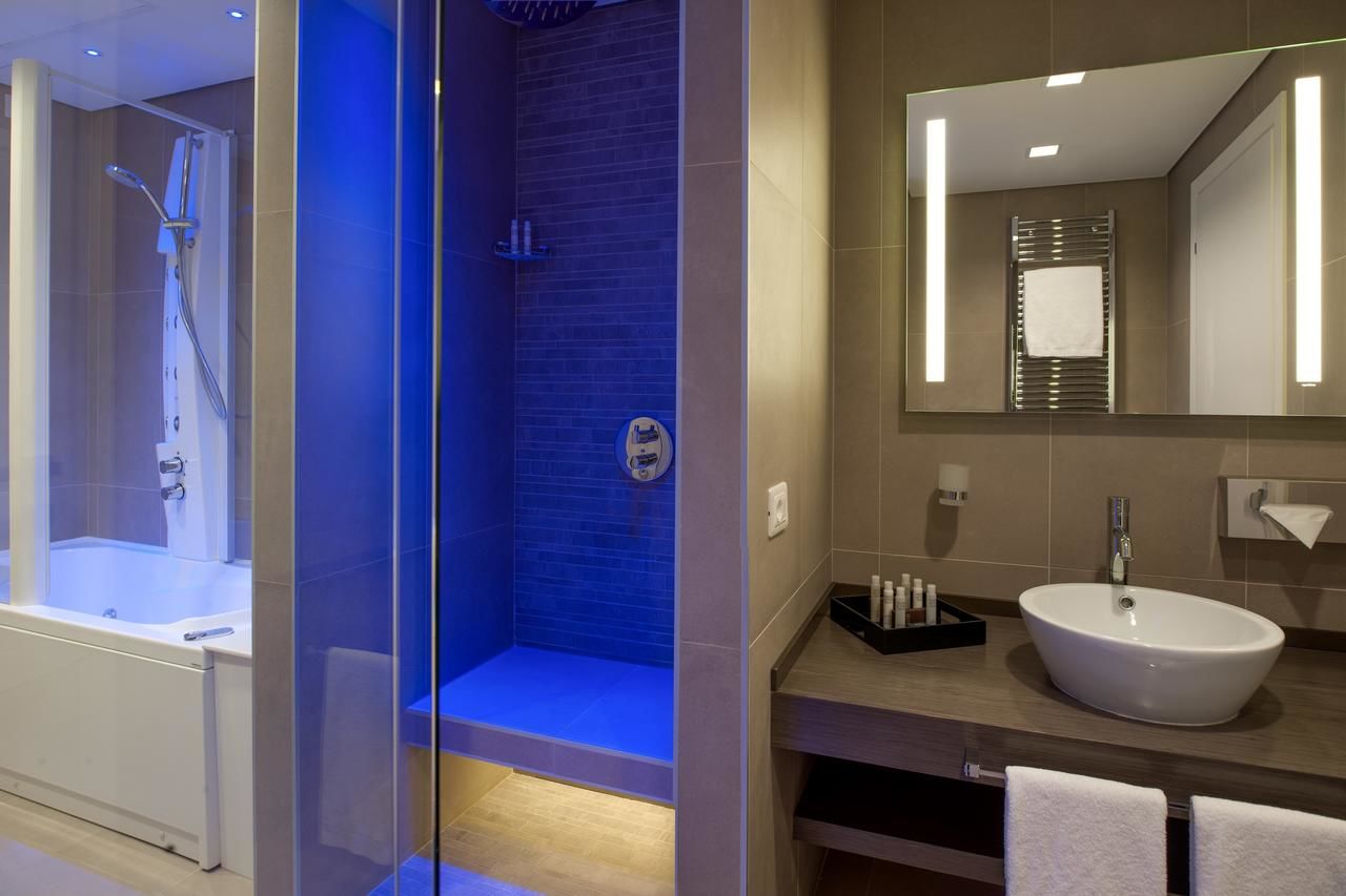 Отель DoubleTree by Hilton Yerevan City Centre Ереван-43