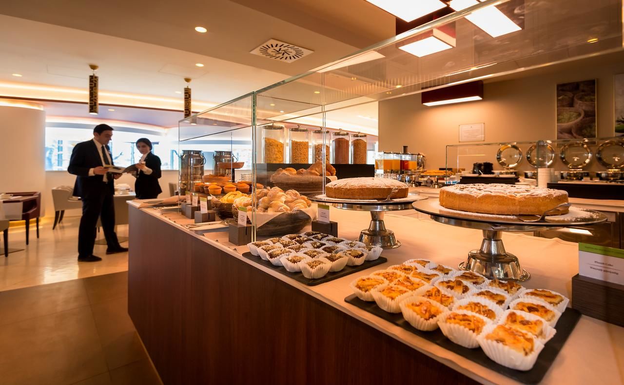 Отель DoubleTree by Hilton Yerevan City Centre Ереван-46
