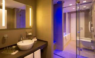 Отель DoubleTree by Hilton Yerevan City Centre Ереван Люкс с кроватью размера «king-size»-5