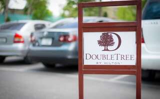 Отель DoubleTree by Hilton Yerevan City Centre Ереван Номер Делюкс с кроватью размера «king-size»-8