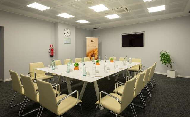 Отель DoubleTree by Hilton Yerevan City Centre Ереван-34