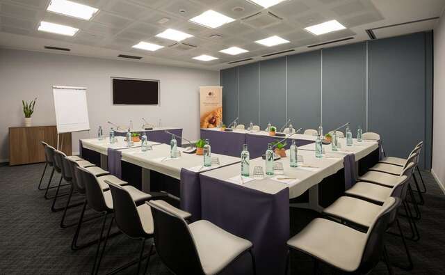 Отель DoubleTree by Hilton Yerevan City Centre Ереван-37
