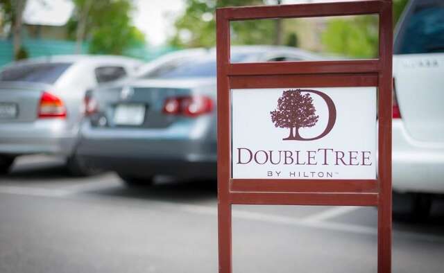 Отель DoubleTree by Hilton Yerevan City Centre Ереван-51